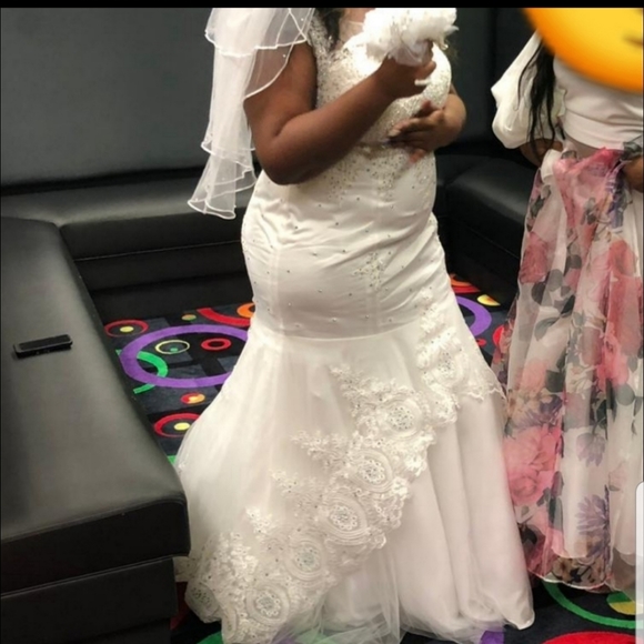 Nice nice wedding dress for a lucky lady - Picture 7 of 7